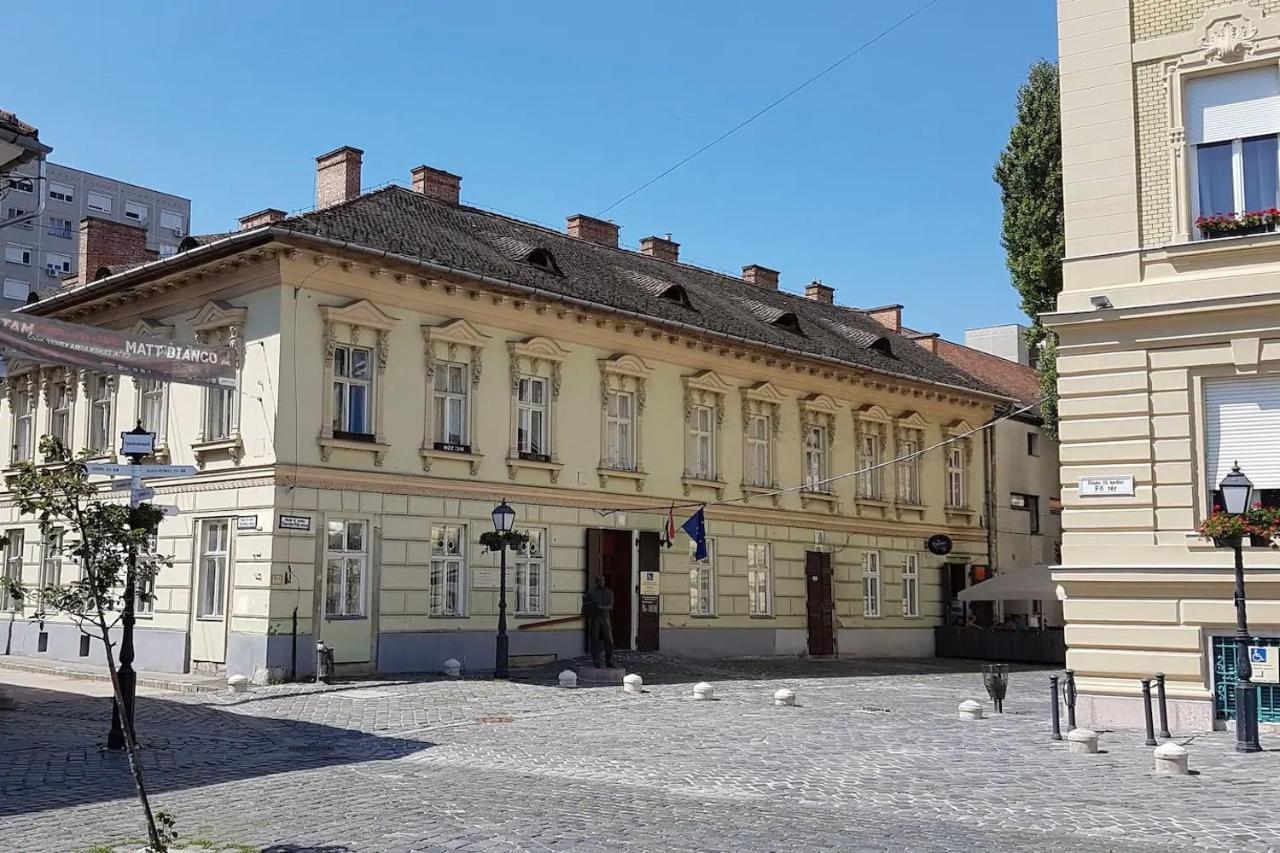 Stylish Historic Flat For 4 In Heart Of Oldbuda بودابست المظهر الخارجي الصورة